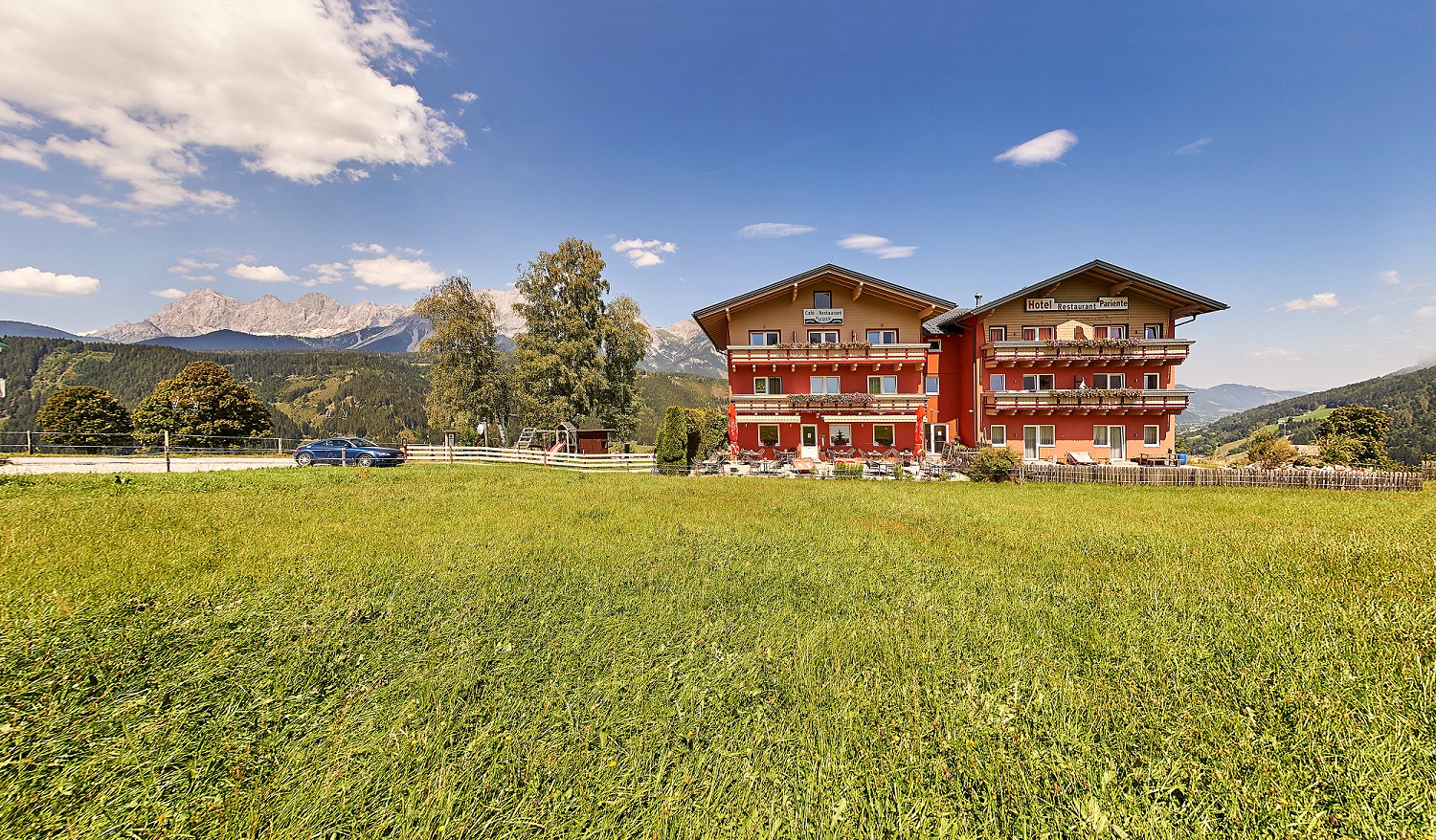 Das Hotel Restaurant Pariente in Rohrmoos-Schladming zur Sommerzeit