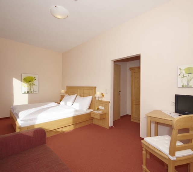 Wohnbeispiel Doppelzimmer mit kleiner Sitzecke im Familienhotel Pariente in Rohrmoos-Schladming