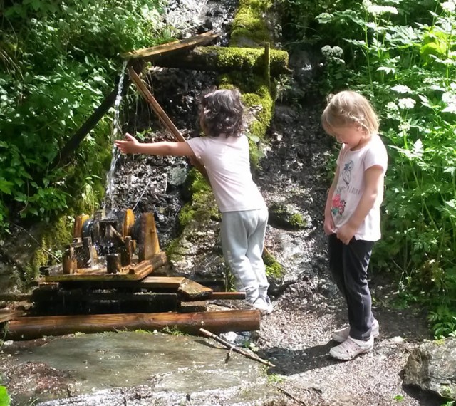 Kinder spielen im Wasser im Wanderurlaub mit der Familie in der Steiermark