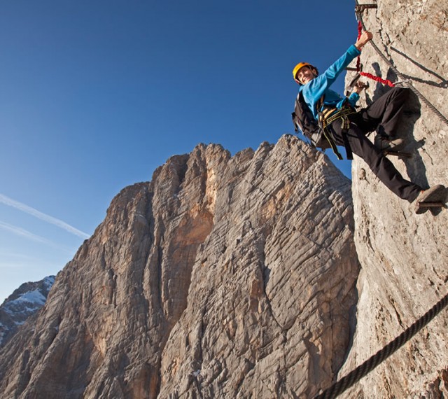 Klettern am Felsen im Dachsteingebirge