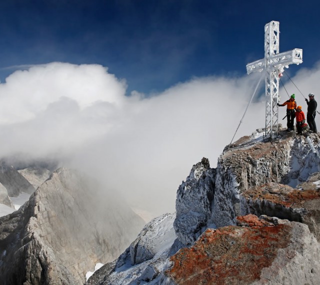 Gipfelkreuz im felsigen Gebirge