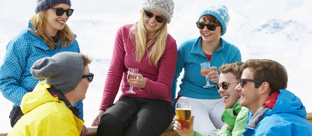 Gruppe junger Menschen nach dem Skitag in Ski amadé
