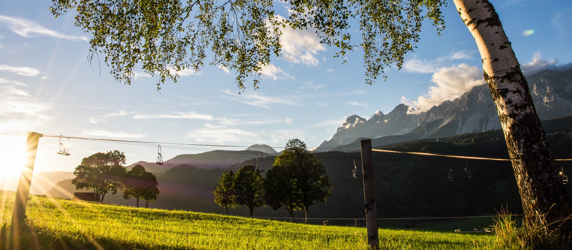 Der Sessellift neben dem Hotel Restaurant Pariente im Sonnenlicht im Sommer/ Aufnahme in Rohrmoos-Schladming
