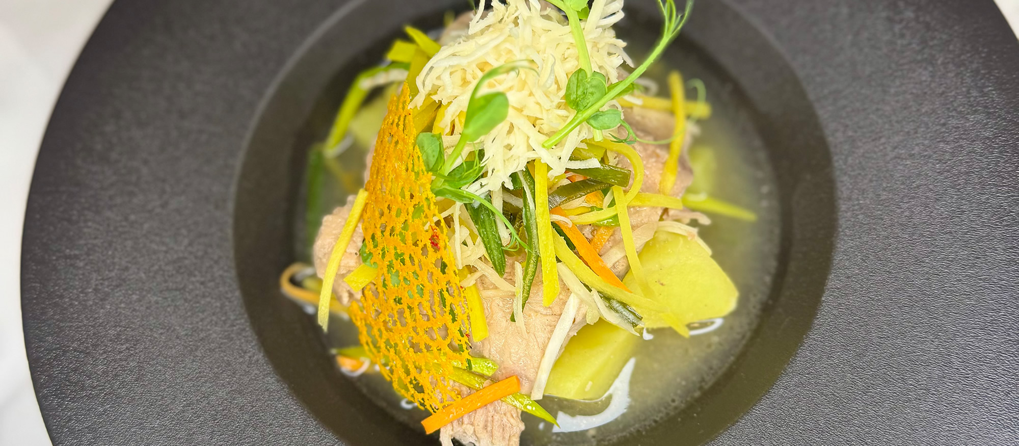 Regionale Köstlichkeiten wie Steirischer Wurzelwels mit Salzkartoffeln und Wurzelwerk im Restaurant Pariente in Rohrmoos bei Schladming