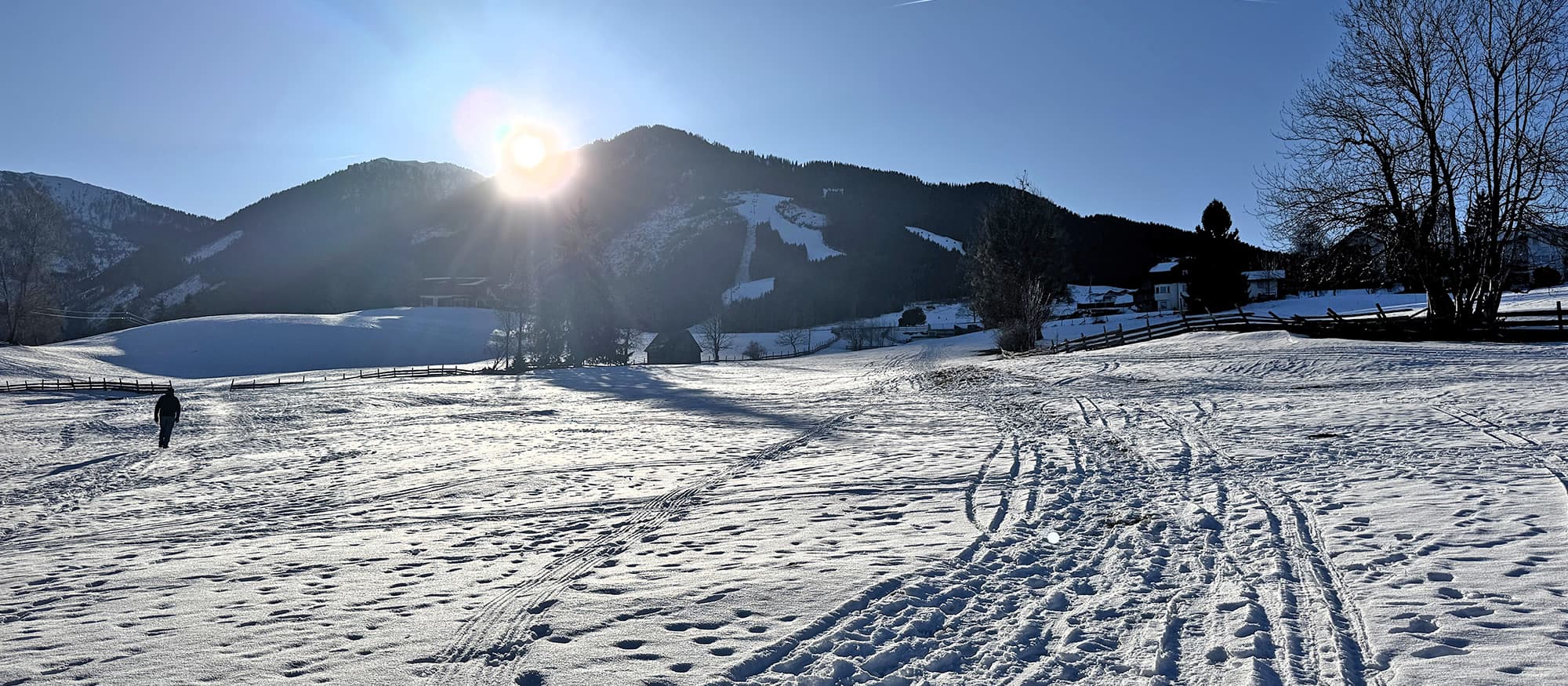 Winterwanderwege in der Region Schladming-Dachstein auf dem sonnigen Platau in Rohrmoos