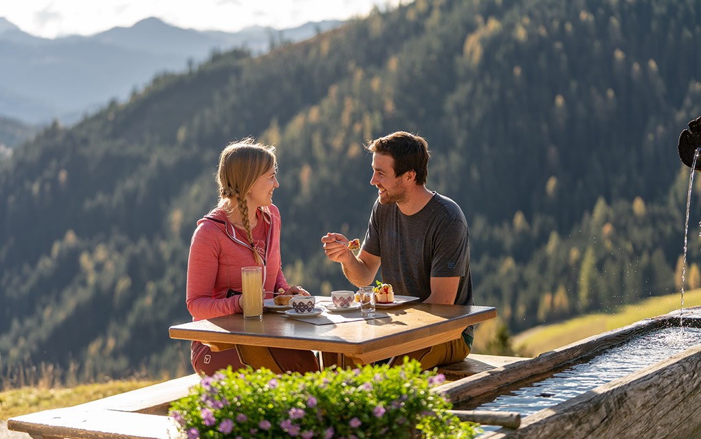 Einkehr in eine Almhütte in der Region Schladming-Dachstein
