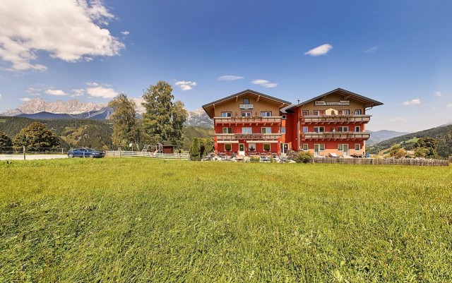 Sommer-Außenansicht mit Sonnenterrasse in Rohrmoos-Schladming
