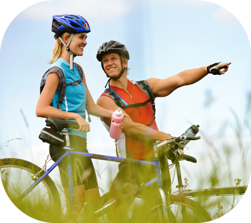 Pärchen beim Radfahren im Sommerurlaub in Österreich