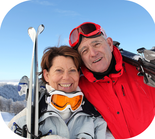 Älteres Paar beim Skifahren in Ski amadé