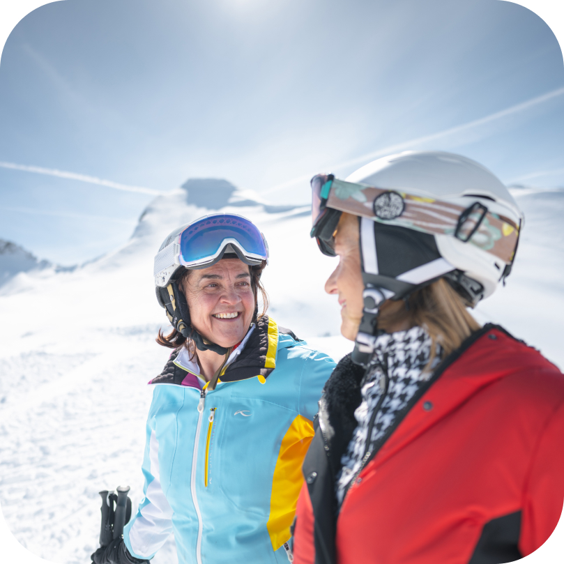 Älteres Paar beim Skifahren in Ski amadé