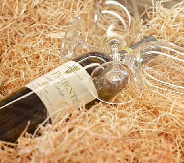 Eine Flasche Weißwein mit der Hotel Pariente Edition
