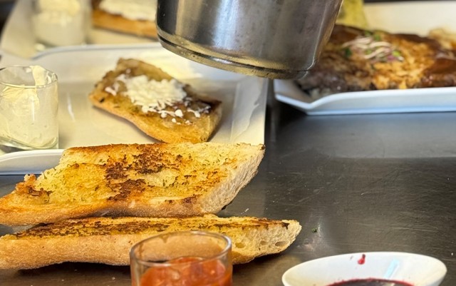 Cheese Steak Sandwitch anrichten