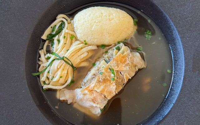 Rindssuppe mit dreierlei Einlagen