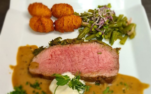 Roastbeef auf Pfeffersauce mit Zapenkroketten und Speckbohnen