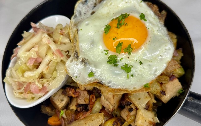 Tiroler Gröstl mit Speck-Krautsalat und Spiegelei