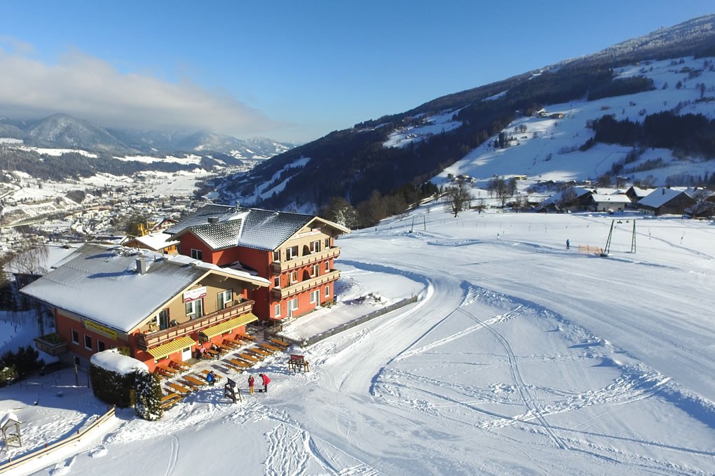 Skihotel an der Skipiste und neben dem Schlepplift in Schladming-Rohrmoos